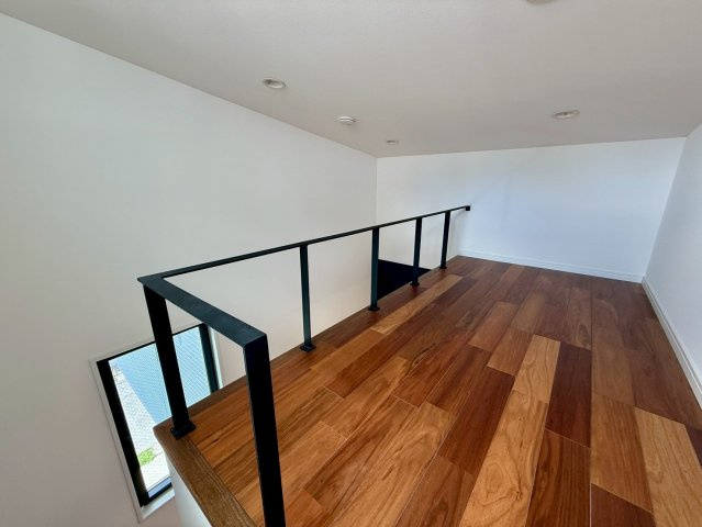 沖縄市諸見里戸建・Ｂ棟の洋室|２階洋室４帖①ロフトスペース