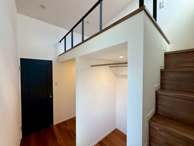 沖縄市諸見里戸建・Ｂ棟の洋室|２階洋室４帖②（上部：ロフト／下部：収納スペース）