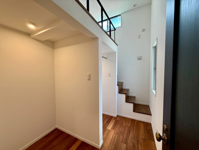 沖縄市諸見里戸建・Ｂ棟の洋室|２階洋室４帖②（上部：ロフト／下部：収納スペース）