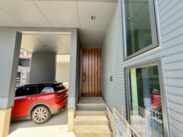 沖縄市諸見里戸建・Ｂ棟の玄関|置配スペースも確保できる玄関ポーチ