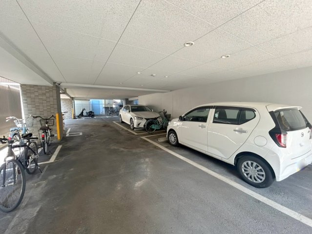 グラスロード新大阪の駐車場