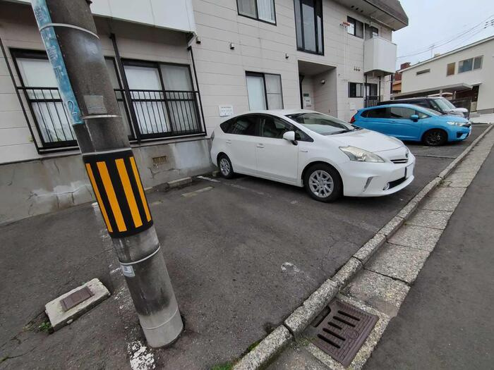 川の辺ハイツの駐車場