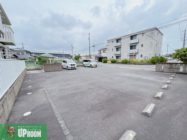 アムールの駐車場