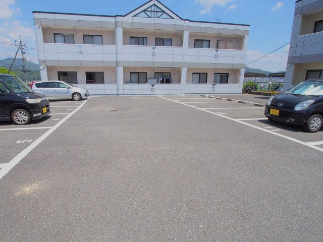 ロイヤルタムラさくら館の駐車場