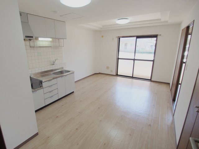 ロイヤルタムラさくら館の居間・リビング