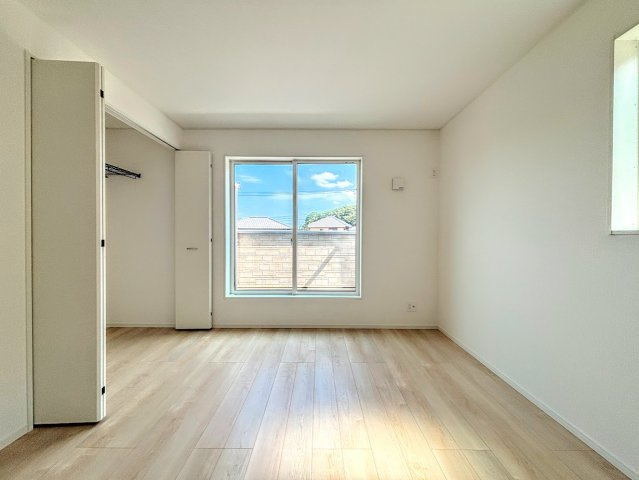 旭区上白根町　新築戸建ての洋室|◆柔らかい陽光が差し込む明るいお部屋を演出する設計。彩光の取れる窓が気持ちの良いお部屋を創り上げます。
