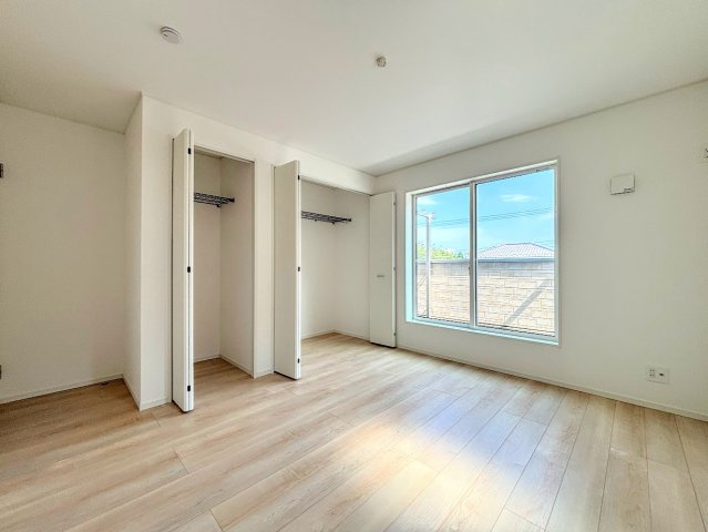 旭区上白根町　新築戸建ての洋室|◆室内はいつも明るい印象なので気持ちの良い朝を迎えられます。各部屋にはクローゼットを完備しており、収納が多いお家はすっきりして快適空間です。
