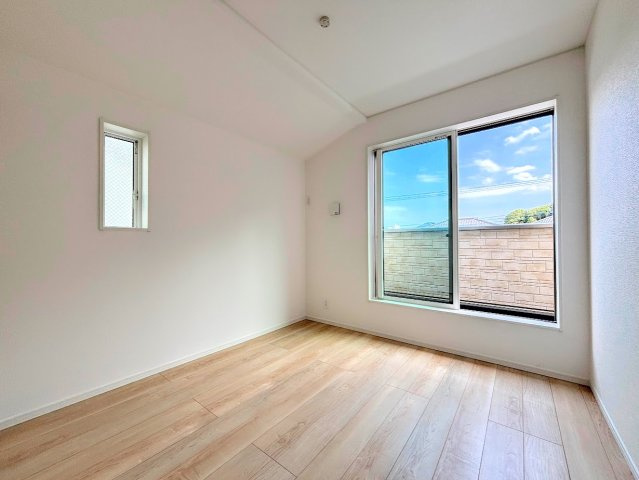 旭区上白根町　新築戸建ての洋室|◆気持ちの良い風が室内へ入り込む居室。家具を配置しても広々ご利用いただけます！！
