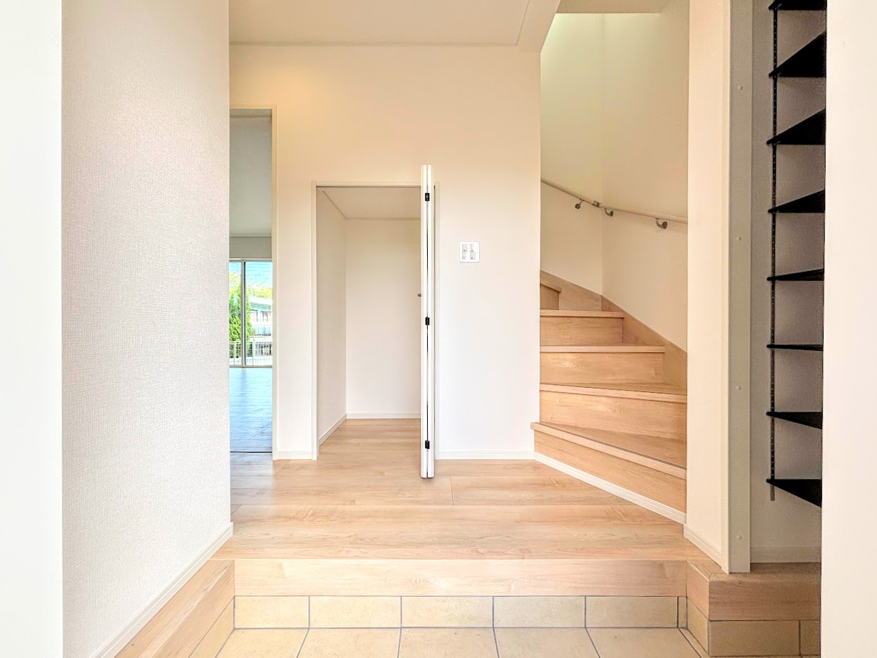 旭区上白根町　新築戸建ての玄関|◆明るい玄関です！散らかりやすい玄関もスッキリする大容量のシューズボックス付き。
