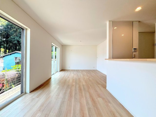 旭区上白根町　新築戸建ての居間・リビング|◆一家だんらんのスペースとなるＬＤＫ。窓から明るい光が差し込み、思わず家族の会話も弾む快適な空間。
