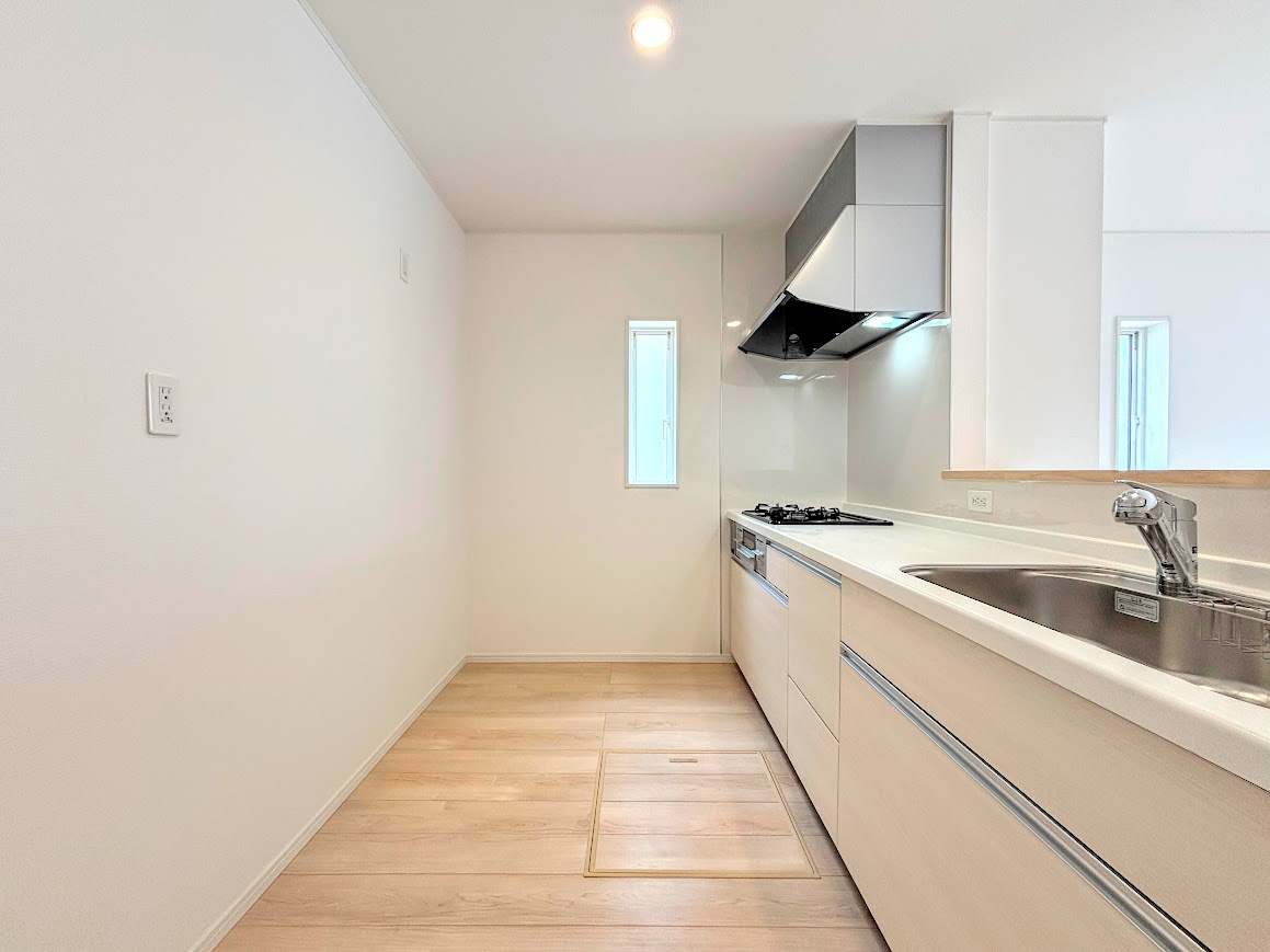 旭区上白根町　新築戸建てのキッチン|◆デザイン性と機能性を兼ね備えたキッチンです。リビングスペースとの一体感が生まれ、広々空間を演出してくれます。
