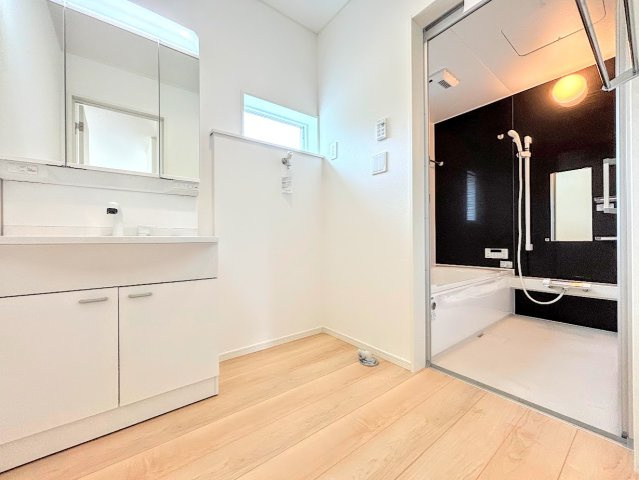 旭区上白根町　新築戸建ての独立洗面台|◆毎日使う場所だから、機能的で使いやすさに配慮したパウダールーム。すっきりと使えるように収納も豊富にご用意しています。
