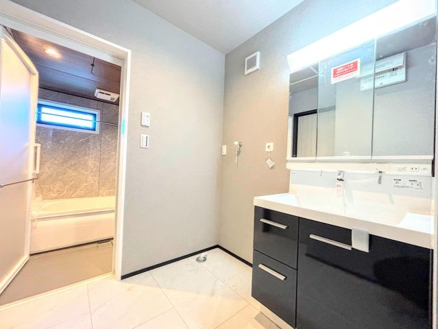 南区大岡３丁目　新築戸建ての独立洗面台|◆毎日使う場所だから、機能的で使いやすさに配慮したパウダールーム。すっきりと使えるように収納も豊富にご用意しています。