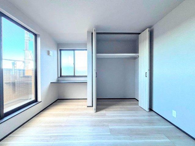 南区大岡３丁目　新築戸建ての洋室|◆室内はいつも明るい印象なので気持ちの良い朝を迎えられます。各部屋にはクローゼットを完備しており、収納が多いお家はすっきりして快適空間です。
