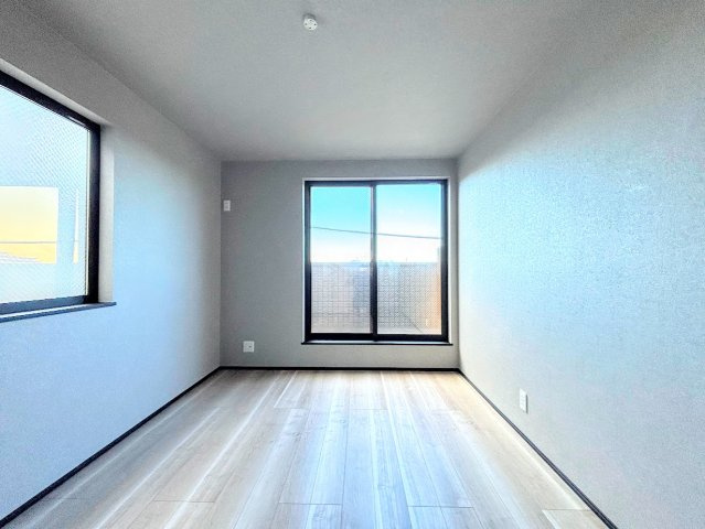 南区大岡３丁目　新築戸建ての洋室|◆気持ちの良い風が室内へ入り込む居室。家具を配置しても広々ご利用いただけます！！
