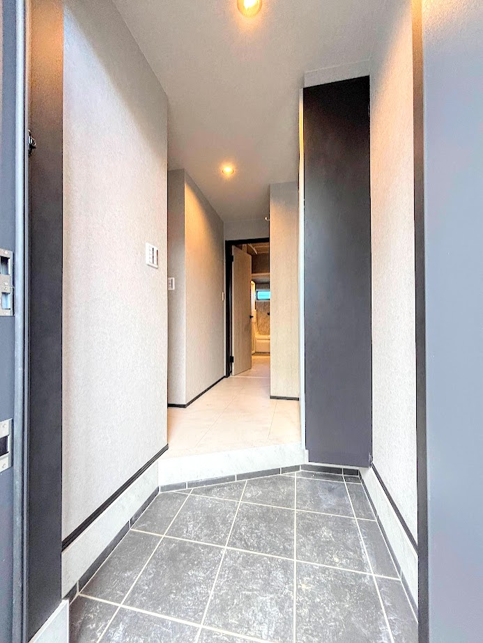 南区大岡３丁目　新築戸建ての玄関|◆明るい玄関です！散らかりやすい玄関もスッキリする大容量のシューズボックス付き。
