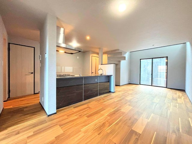 南区大岡３丁目　新築戸建ての居間・リビング|◆ご家族の会話がはずむ、開放的なＬＤＫです。休日はお陽さまの光をたっぷりととりこめるぽかぽかリビングで過ごしませんか？
