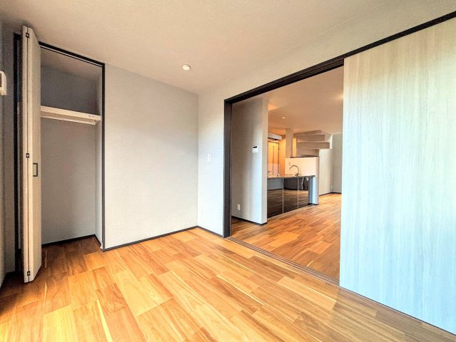 南区大岡３丁目　新築戸建ての洋室|◆感性を育むプライベートルームはシンプルでスマートな空間。好みの空間で読書をしたり、音楽を聞いたりと一人の時間も充実したものにできます。
