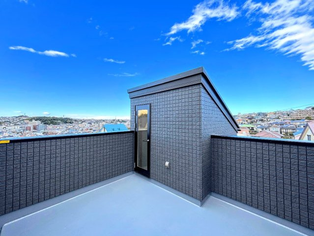 南区大岡３丁目　新築戸建てのバルコニー|◆一息つくための憩いの場として。お洗濯ものを干す空間として。ガーデニングエリアとして。多様にご利用いただける空間です。
