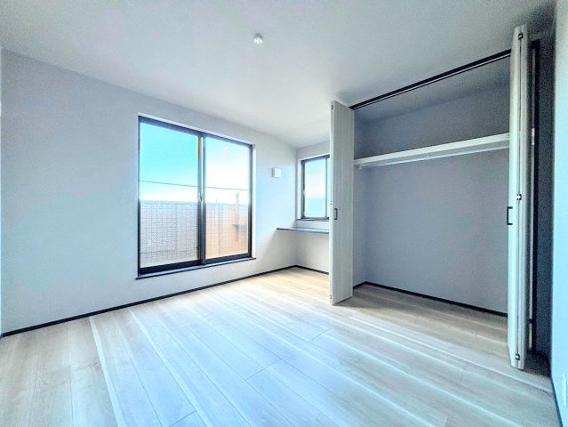 南区大岡３丁目　新築戸建ての洋室|◆二面採光で、陽差しを長時間受ける事が出来る暖かい室内です。もちろん複層ガラスなので、遮音性にも優れ、結露も発生しにくい構造。サッシ周りのカビが発生しにくくなります。
