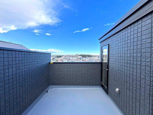 南区大岡３丁目　新築戸建てのバルコニー|◆植栽を植えたりお子様とプールを楽しんだりと多目的ご利用いただけるプライベート空間。
