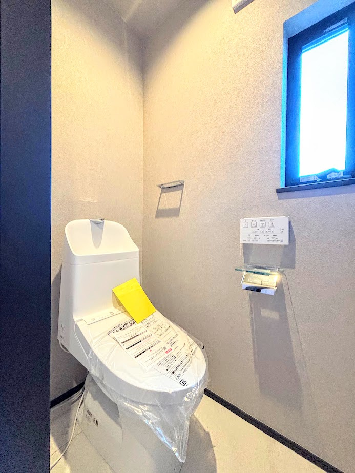 南区大岡３丁目　新築戸建てのトイレ|◆清潔感のある白を基調とした落ち着ける空間。小窓をもうけていますので、こもりやすい空気の入れ替えも簡単に行えますね！
