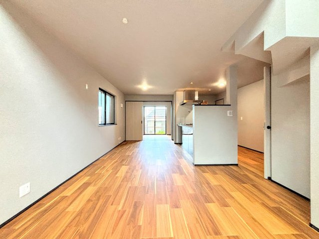 南区大岡３丁目　新築戸建ての居間・リビング|◆一家だんらんのスペースとなるＬＤＫ。窓から明るい光が差し込み、思わず家族の会話も弾む快適な空間。
