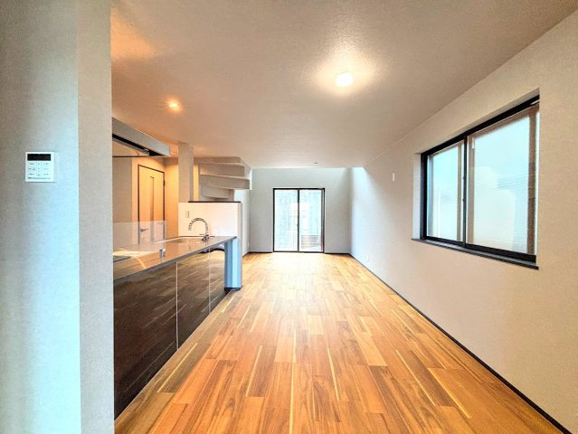 南区大岡３丁目　新築戸建ての居間・リビング|◆家族で食卓を囲むダイニングスペースと、ソファでゆったりくつろぐリビングスペースがしっかり区切られているので家具の配置や用途を使いわけしやすいです。