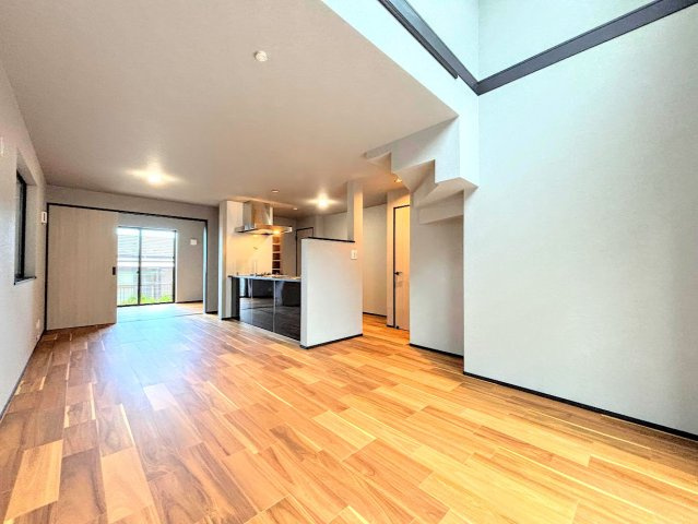 南区大岡３丁目　新築戸建ての居間・リビング|◆リビングは一日中太陽の光が射し込みます。家族が集まる空間は、自然と笑顔が溢れます！
