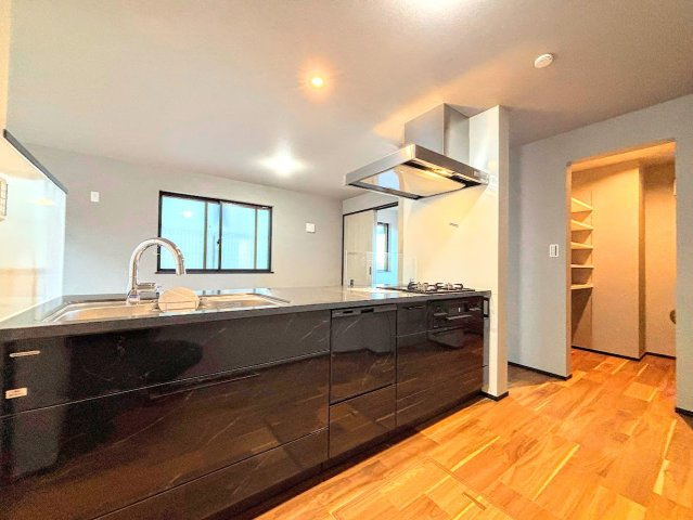 南区大岡３丁目　新築戸建てのキッチン|◆キッチンからダイニングやリビングが見渡せるキッチン。料理をしながら家族とコミュニケーションをとれるだけでなく、大きな開放感も得られることができます。