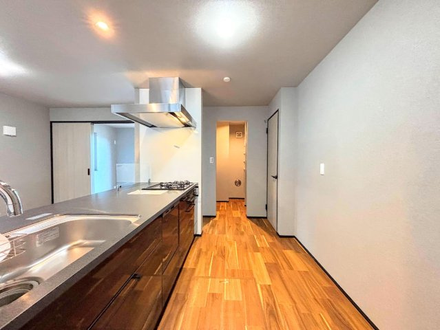 南区大岡３丁目　新築戸建てのキッチン|◆デザイン性と機能性を兼ね備えたキッチンです。リビングスペースとの一体感が生まれ、広々空間を演出してくれます。
