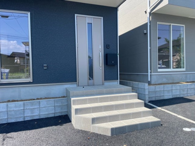 【エントランス】 | 成田市玉造2号棟 | 即日のご見学も可能です。お気軽に0476-37-3888までお問合せ下さい。