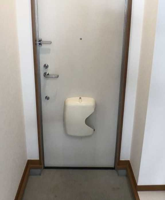 メゾン・レイカ　礼金０　独立洗面台　バイク置き場の玄関