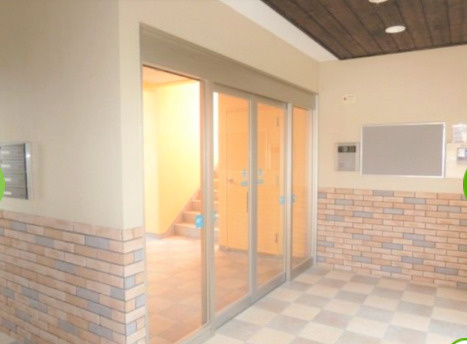 ルネス荒木五番館のエントランス