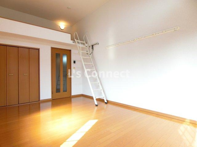 【内装】 | ラックステラ | ８帖の洋室にロフト付き。