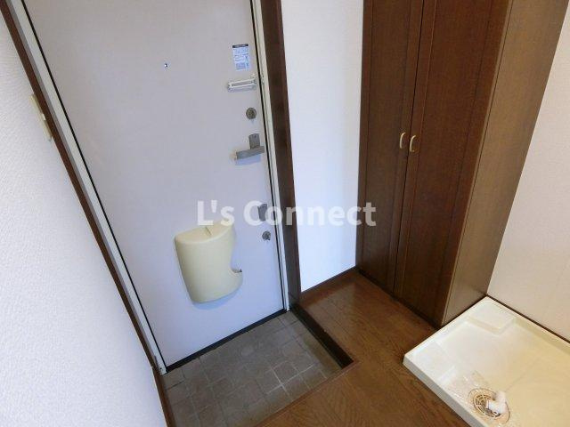 【玄関】 | コリーヌ南光台Ⅱ番館 | 背の高い下駄箱で靴も収納できます。