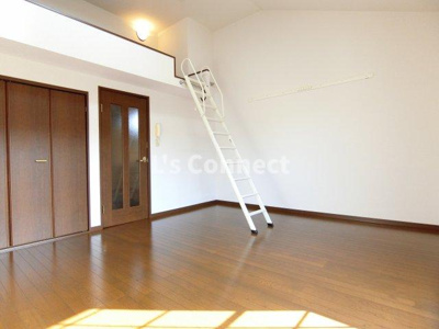 【寝室】 | コリーヌ南光台Ⅱ番館 | 天井が高く開放感があるお部屋です。