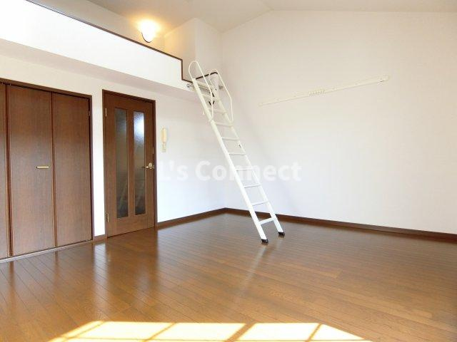 【寝室】 | コリーヌ南光台Ⅱ番館 | 天井が高く開放感があるお部屋です。