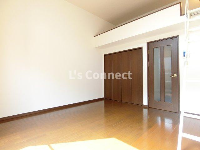 【居間・リビング】 | コリーヌ南光台Ⅱ番館 | ８帖の洋室にロフト付き。