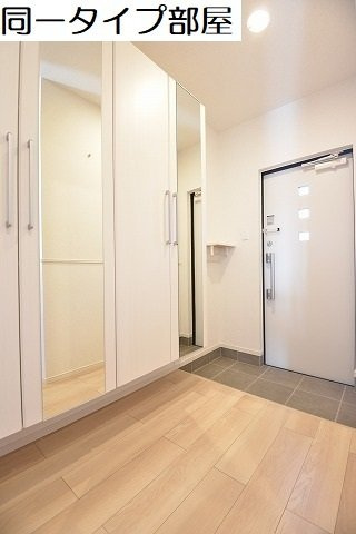 スリージェメゾン　Ⅱの玄関|収納もある玄関です