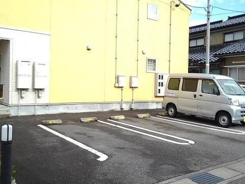 カーサ・フェリーチェの駐車場|車をお持ちの方に嬉しい駐車場付きの物件です