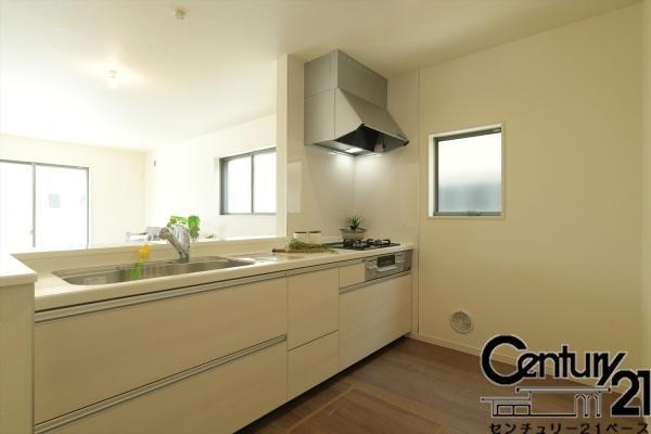 リーブルガーデン指柳町 ４号棟 ／新築一戸建の内観：施工例|■収納力と使いやすさを追求したシステムキッチンです！■