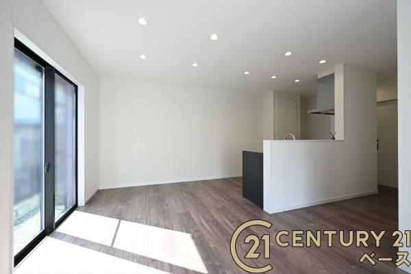 桜井市三輪 ２８号地 ／一戸建の居間・リビング|■現地撮影写真■大きな窓から柔らかい光が射し込みます！