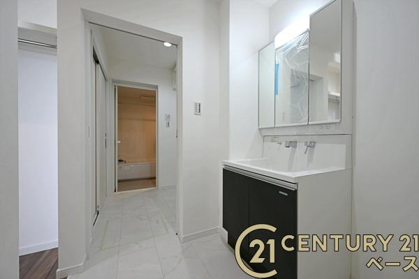 桜井市三輪 ２８号地 ／一戸建の独立洗面台|■現地撮影写真■三面鏡タイプのミラーキャビネット！収納スペースも豊富です！