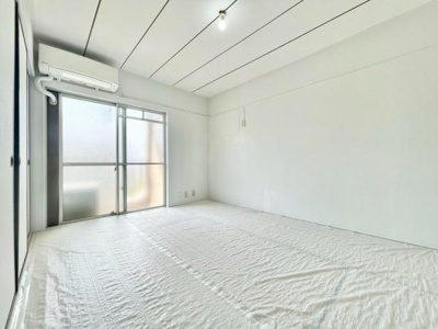 【寝室】 | 津久野台ファミリーマンション | 一人ひとりの大切なプライベート空間。趣味・感性で個性的に飾って頂けるようシンプルに仕上げてあります。ゆとりある広さで、一人の時間をゆったりと過ごせる安らぐお部屋になるはずです♪