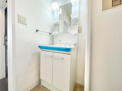 【独立洗面台】 | 津久野台ファミリーマンション | 明るく、清潔感のある洗面所♪鏡も大きく使い勝手の良い洗面化粧台です(^^♪