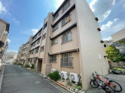 【外観】 | 津久野台ファミリーマンション | 現地外観写真です。閑静な住宅街で小さなお子様がいらっしゃるご家庭でも安心してお住まい頂けます！！