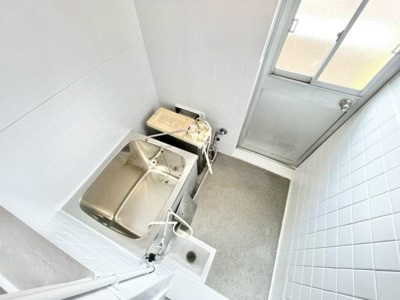 【浴室】 | 津久野台ファミリーマンション | 一日の疲れを癒してくれる場所なので、快適に過ごして頂く為にゆったりサイズのバスタブを用意しました。是非半身浴をお楽しみ下さい。