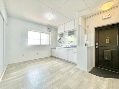 【玄関】 | 津久野台ファミリーマンション | 気持ちの良い朝は、毎日ここからスタートしていきます♪