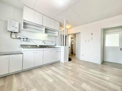 【居間・リビング】 | 津久野台ファミリーマンション | ここにはみんなが集い、食事と楽しい会話が始まる。話に夢中になりすぎて、ついつい時を忘れてしまう。そんな束の間の幸せを感じさせてくれる場所。